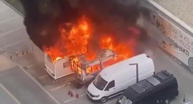 Küçükçekmece'de park halindeki karavan ve minibüs alev alev yandı
