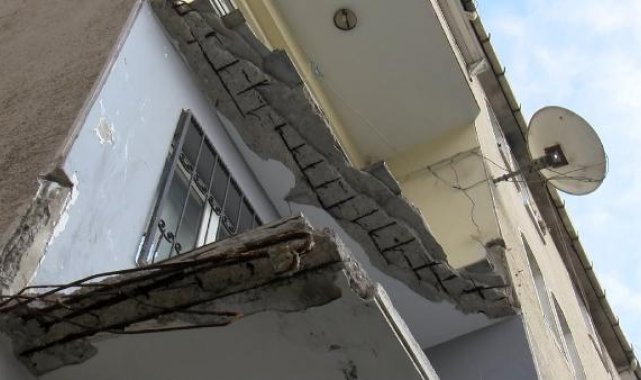 Küçükçekmece'de sitede balkon çöktü