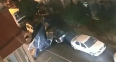 Küçükçekmece'de uçan çatı kaplaması 2 otomobile hasar verdi