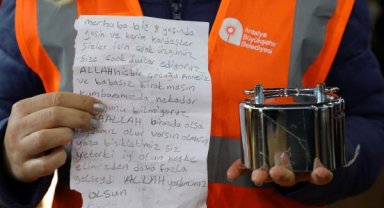 Kumbaralarındaki paralarını bağışlayan 2 kardeşten duygulandıran not
