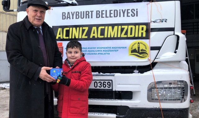 Kumbarasında biriktirdiği parayı deprem bölgesine gönderen Bayburtlu minik Ömer: "Çocuklar üşüyor çok üzülüyorum"