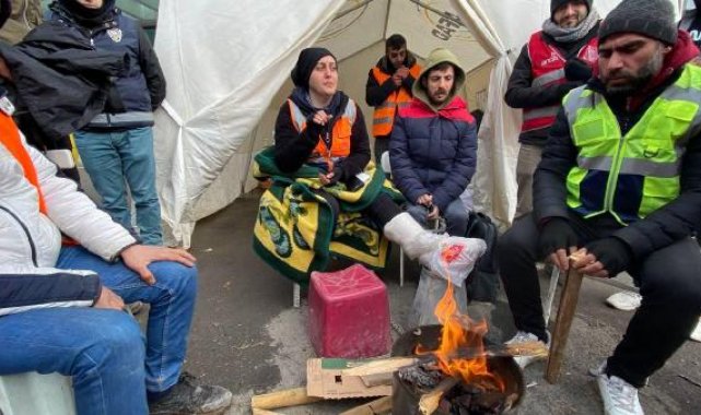 Kurtarma çalışmasında ayağı kırılan AFAD gönüllüsü, kriz masasında devam ediyor