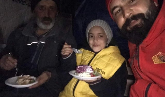 Kurtarma ekiplerinden depremzede Öznur'a 4 pastalı doğum günü kutlaması