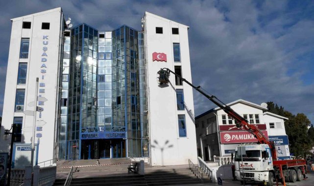 Kuşadası Belediyesi'nden Türk Bayrağı ve Atatürk hassasiyeti