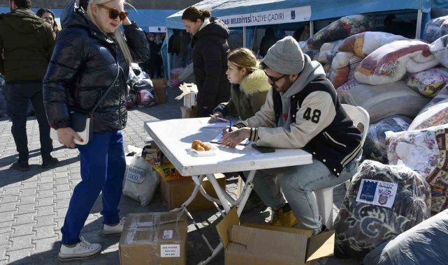 Kuşadası Halkı depremzedeler için kenetlendi
