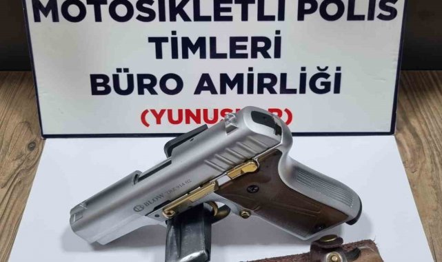 Kütahya'da bir araçta ruhsatsız tabanca ve kesici alet ele geçirildi