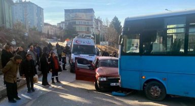 Kütahya'da halk otobüsü ve otomobil çarpıştı: 6 yaralı