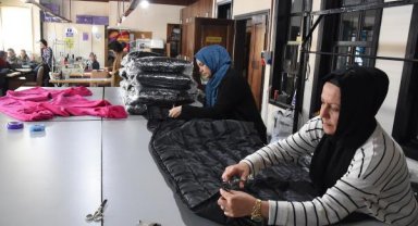 Kütahya'da öğrenci ve öğretmenler, depremzedeler için seri üretimde
