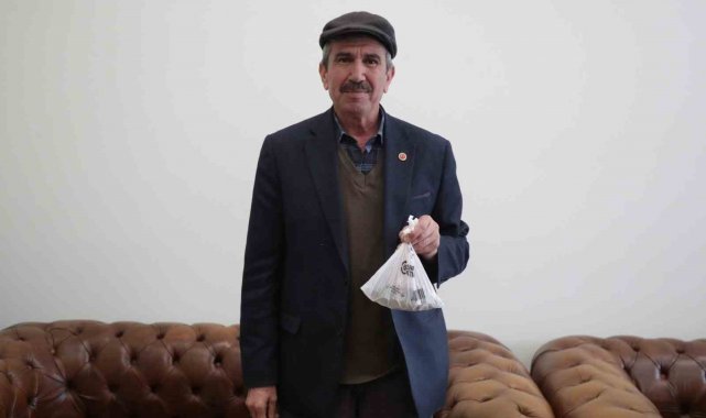 Kütahyalı 11 yaşındaki çocuk depremzedelere kumbarasını bağışladı