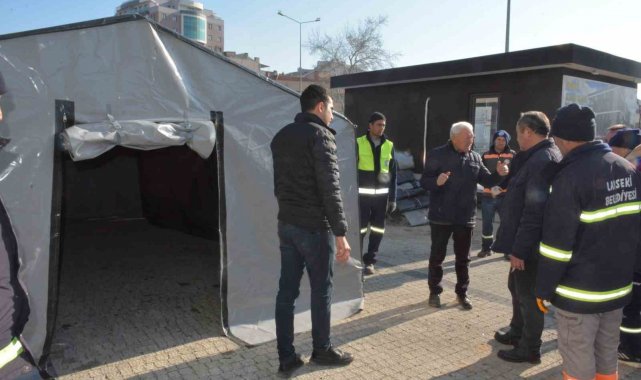 Lapseki Belediyesi deprem bölgesine deprem çadırı, mobil tuvalet ve banyo gönderdi