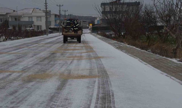 Lapseki Belediyesi ekipleri tuzlama ve yol açma çalışmalarına devam ediyor