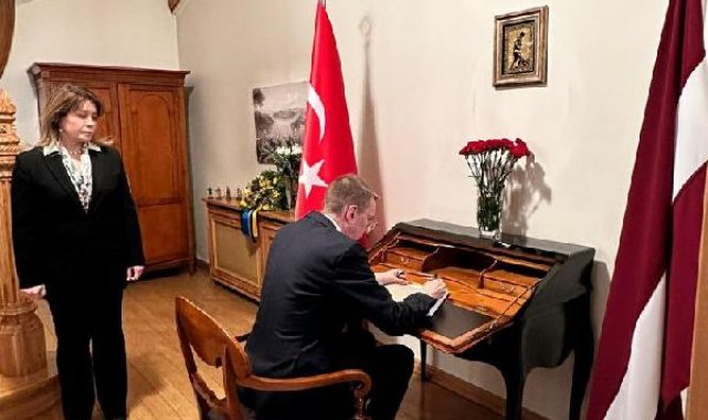 Letonya Dışişleri Bakanı, Türkiye'nin Riga Büyükelçiliği'ndeki taziye defterini imzaladı