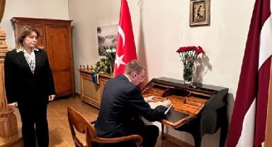 Letonya Dışişleri Bakanı, Türkiye'nin Riga Büyükelçiliği'ndeki taziye defterini imzaladı
