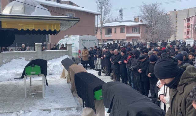 Leyla öğretmen ve ailesi Horasan'da son yolculuğuna uğurlandı