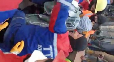 Madenciler, anne ile oğlunu 101'inci saatte enkazdan kurtardı