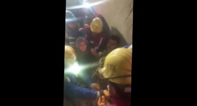Madenciler depremin 88'nci saatinde yaralı çifti kurtardı