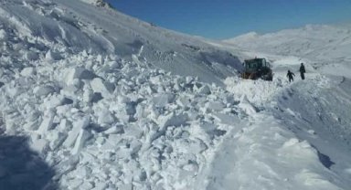 Mahalle yoluna çığ düştü; iş makinesi operatörü son anda kurtuldu