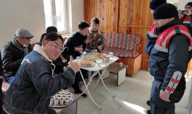Mahsur kalan Güney Koreli turistlerin yardımına jandarma koştu