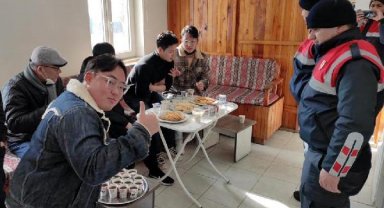 Mahsur kalan Güney Koreli turistlerin yardımına jandarma koştu