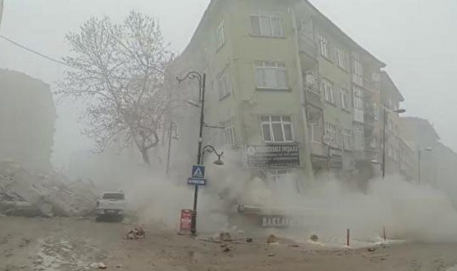 Malatya'da 4 katlı binanın çökme anı kamerada