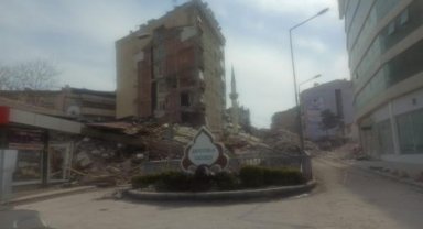 Malatya'da 5.6 büyüklüğünde deprem; hasarlı bazı binalar yıkıldı