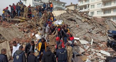 Malatya'da 5.6 büyüklüğünde deprem; hasarlı bazı binalar yıkıldı