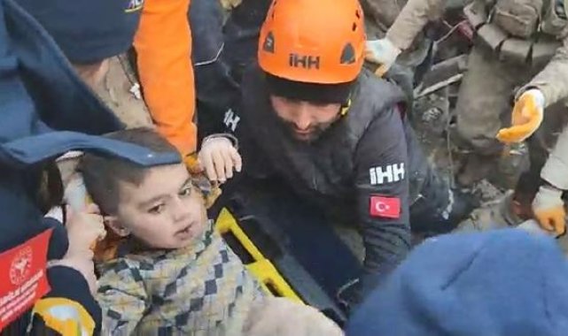 Malatya'da baba ve 2 çocuğu enkazdan yaralı kurtarıldı