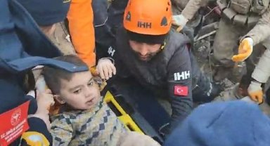 Malatya'da baba ve 2 çocuğu enkazdan yaralı kurtarıldı
