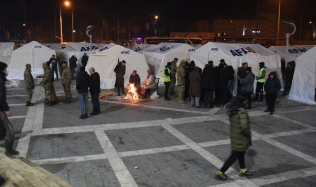 Malatya'da depremzedeler toplanma merkezi ve çadırlarda barınıyor; ateş yakıp ısınıyorlar