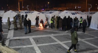 Malatya'da depremzedeler toplanma merkezi ve çadırlarda barınıyor; ateş yakıp ısınıyorlar