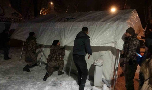 Malatya'da mehmetçik çadır kuruyor