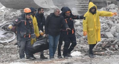 Malatya'da voleybolcuların kaldığı otelin enkazında 1 kişinin cansız bedenine ulaşıldı
