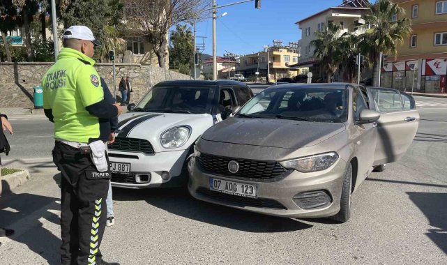 Malatya'dan Alanya'ya giden depremzede kaza yaptı