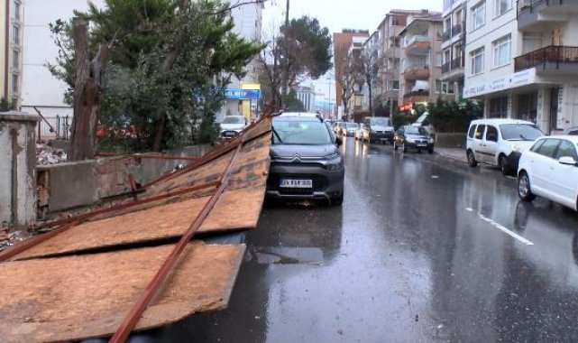 Maltepe'de 2 otomobilin üzerine inşaat panosu düştü