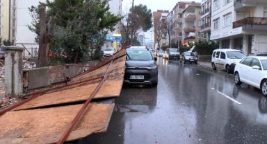Maltepe'de 2 otomobilin üzerine inşaat panosu düştü