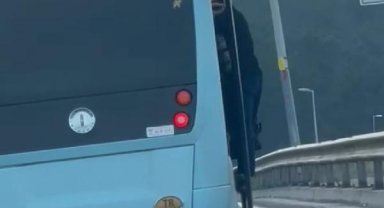Maltepe'de minibüs kapısında tehlikeli yolculuk kamerada
