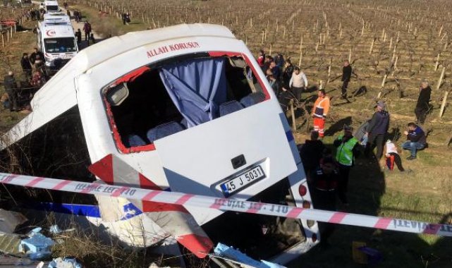 Manisa'da TIR'ın çarptığı servis midibüsü şarampole düştü: 17 işçi yaralı