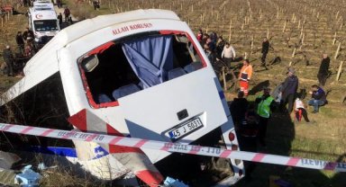 Manisa'da TIR'ın çarptığı servis midibüsü şarampole düştü: 17 işçi yaralı