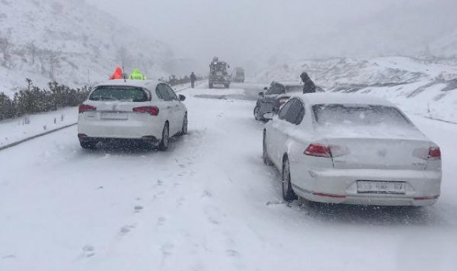 Mardin-Diyarbakır yolunda ulaşıma kar engeli