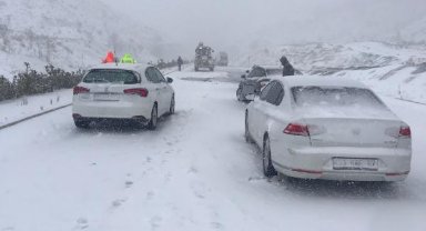 Mardin-Diyarbakır yolunda ulaşıma kar engeli