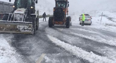 Mardin-Diyarbakır yolunda ulaşıma kar engeli