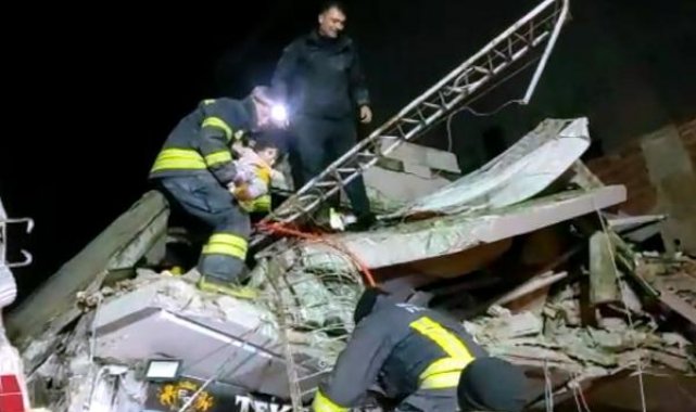 Masal bebek, 44 saat sonra enkazdan sağ çıkarıldı