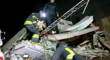 Masal bebek, 44 saat sonra enkazdan sağ çıkarıldı