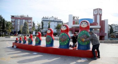 Matruşkalar 'savaş' tahribatı sonrası yeniden Dostluk Parkı'nda