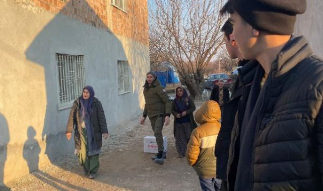 Mehmet Topal, günlerdir depremzedelerin yardımında