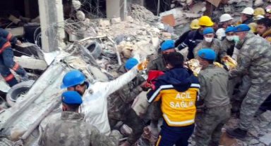 Mehmetçik, 17 yaşındaki Asya'yı enkazdan kurtardı