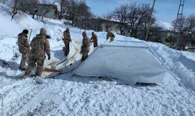 Mehmetçik deprem bölgesinde çalışmalarını sürdürüyor