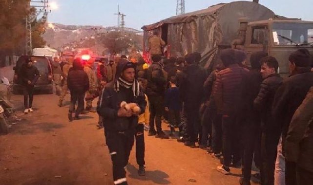 Mehmetçik, depremzedelere sıcak yemek dağıtımına aralıksız devam ediyor