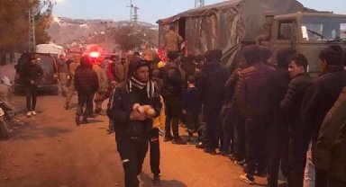 Mehmetçik, depremzedelere sıcak yemek dağıtımına aralıksız devam ediyor