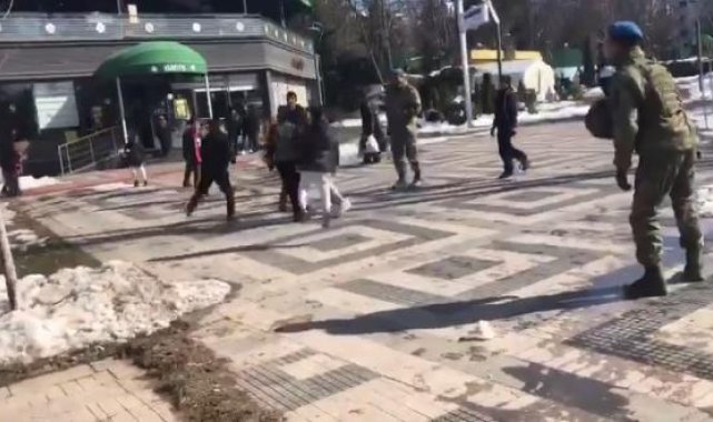 Mehmetçik, Malatya'da depremzede çocuklarla futbol oynadı